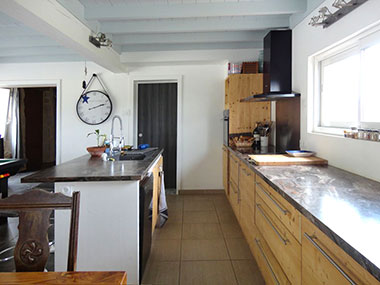 The fitted and equipped kitchen