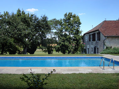 Piscine et maison d'amis